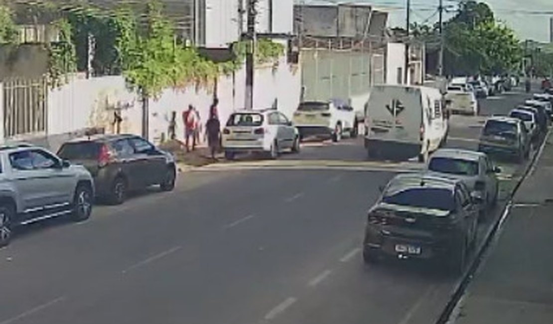 VÍDEO: Câmera de segurança flagra furto de objetos em carro na Avenida Rio Branco, em Arapiraca