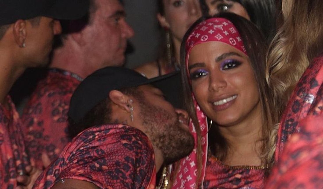 Mais que amigos: Neymar e Anitta beijam muito em área reservada na Sapucaí