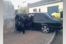 Mulher fica ferida após carro bater no muro do Terminal Rodoviário de Arapiraca