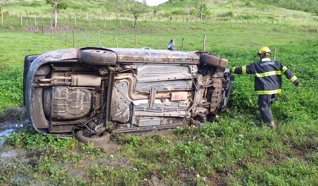 Veículo atropela duas pessoas, capota e cai em barranco na BR 104