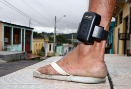 Policiais encontram 'tornozeleira eletrônica' jogada em rua de Arapiraca