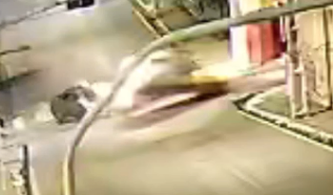 Forte colisão é registrada após motorista de ambulância avançar sinal vermelho em Maceió; assista