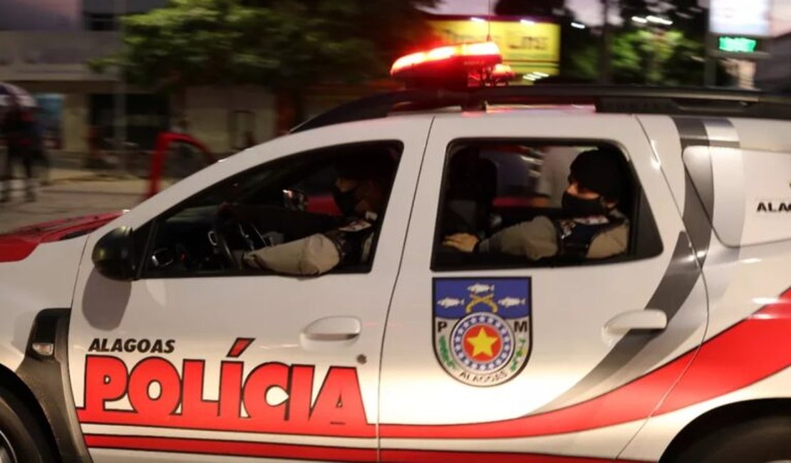 Policiais entram em mata e apreendem 50 kg de maconha dentro de sacolas na capital