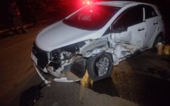 HB 20 colidiu em viatura da PM