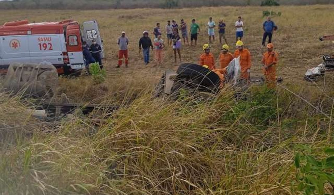 Motorista Fica Preso às Ferragens Após ﻿caminhão Tombar Na Al220 No