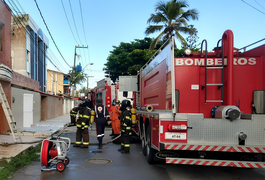 Passageiro e condutor de veículo ficam feridos após carro bater em poste e muro, em Maceió