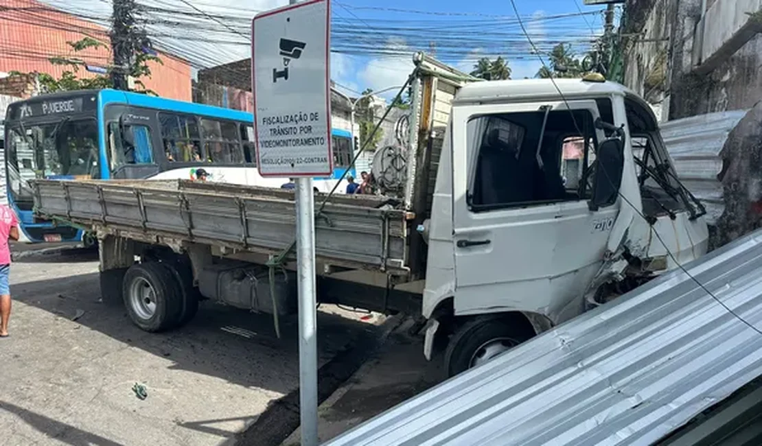 Caminhão desgovernado atinge oito veículos e ao menos duas pessoas ficam feridas em Maceió
