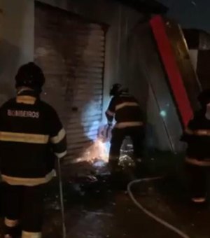 Bombeiros apagam incêndio em galpão de eletrodomésticos usados