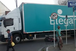 Colisão entre caminhão e moto deixa trânsito parado no Parque Ceci Cunha