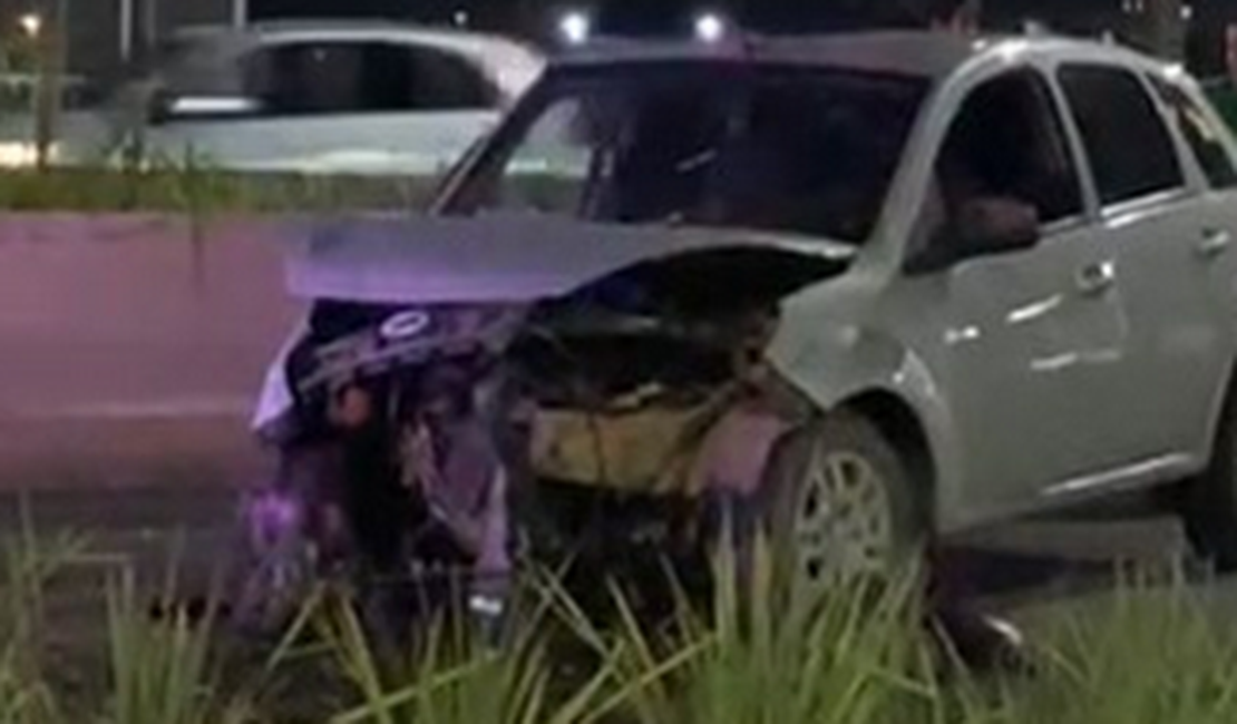 Motorista colide carro contra mureta de proteção e morre em Rio Largo