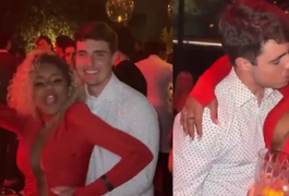 Cariúcha fala sobre momentos quentes com filho do Gugu: 'Novinho, mas beija bem'