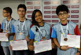 Estudantes medalhistas na 10ª Olimpíada Brasileira de Matemática recebem premiação