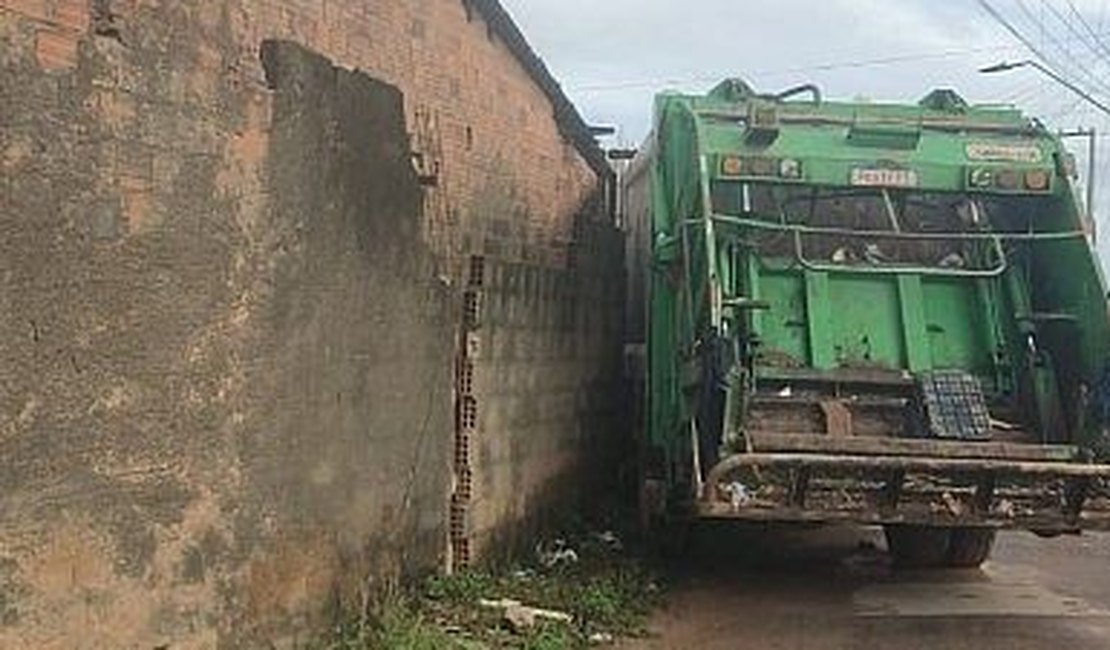 Motorista de caminhão de lixo perde controle de veículo, bate em residência e gestante é socorrida, em Maceió