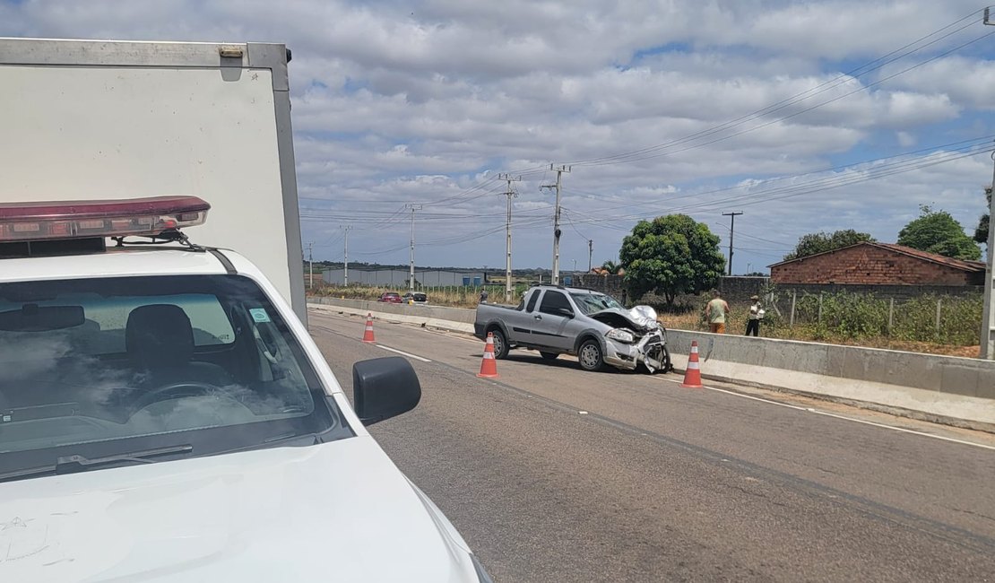 Motociclista é arrastado por cerca de 50 metros ao ser atingido por picape e morre na AL-220, em Arapiraca