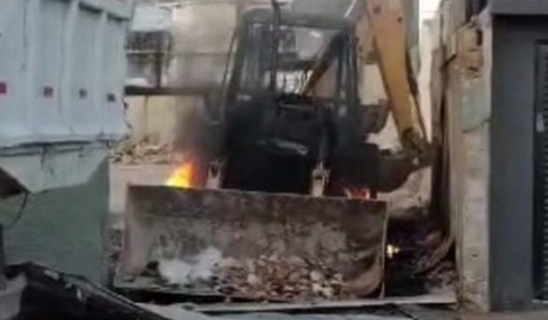 Incêndio atinge retroescavadeira em canteiro de obras em Maceió