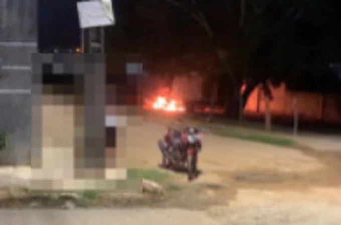 Carro é atingido por incêndio no bairro Massaranduba, em Arapiraca