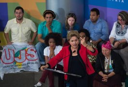 Dilma recebe apoio dos movimentos sociais e volta a defender a democracia