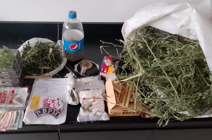 Homem é preso com materiais para fabricação de cigarros de maconha no Sertão de Alagoas