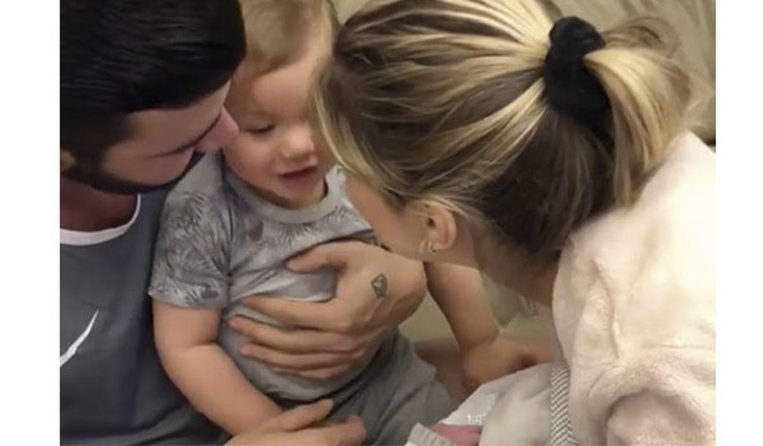 Gusttavo Lima compartilha momento em que Gabriel conhece o irmão recém-nascido