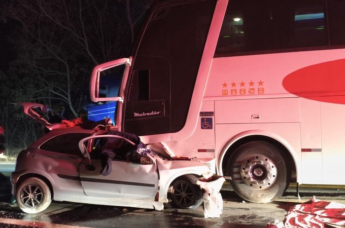 Cinco pessoas morrem após carro bater de frente com ônibus em Minas Gerais