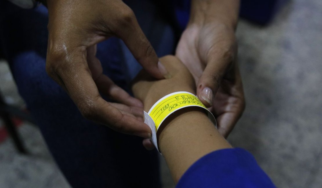 Bombeiro é preso por suspeita de vender pulseiras de acesso aos bastidores do São João de Maceió