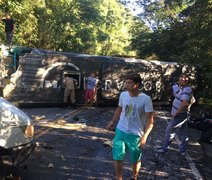 Ônibus com time juvenil do Vasco tomba e fere 22