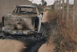 Veículo fica completamente carbonizado após incêndio, em estrada rural