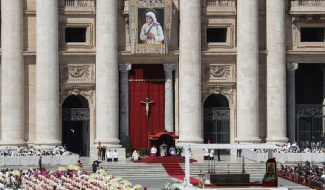 Em rito canonização, Papa diz que madre Teresa sempre trabalhou 'em defesa da vida humana'