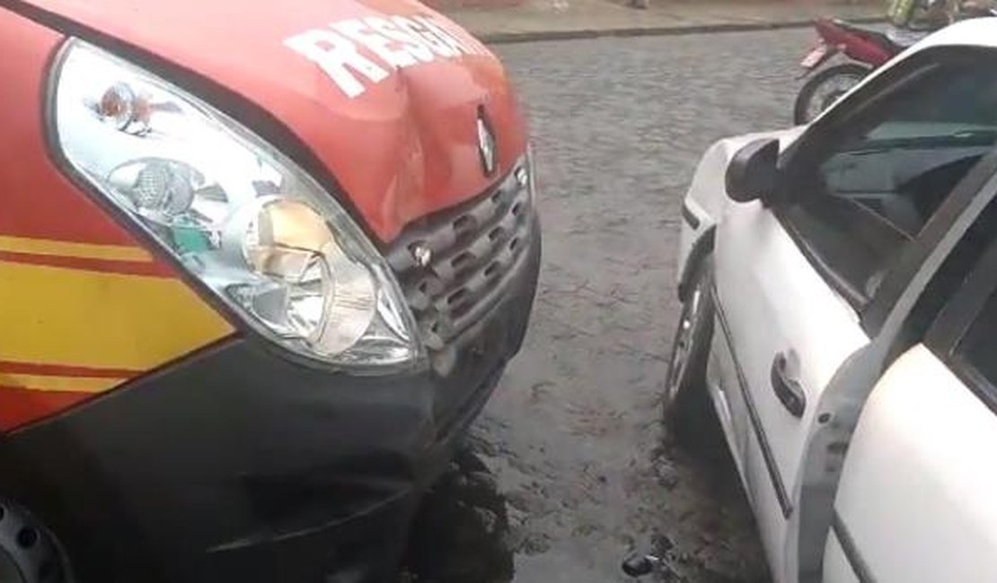 Imprudência no transito causa colisão entre viatura dos Bombeiros e carro de passeio