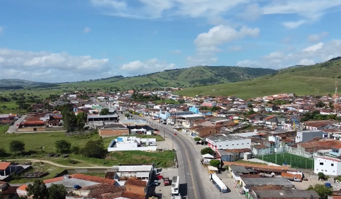 Jovem é preso por ameaça e lesão corporal dolosa após provocar confusão, em Maribondo