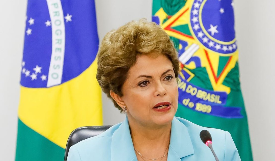 'Usar crise para chegar ao poder é a mais nova versão de golpe', afirma Dilma