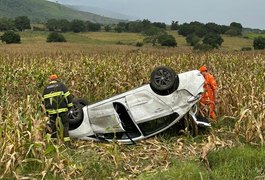 Motorista perde controle de veículo e capota carro na AL 115, no Agreste alagoano