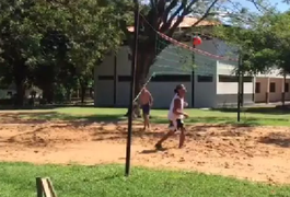 Ronaldinho perde futevôlei na prisão para ladrão e assassino