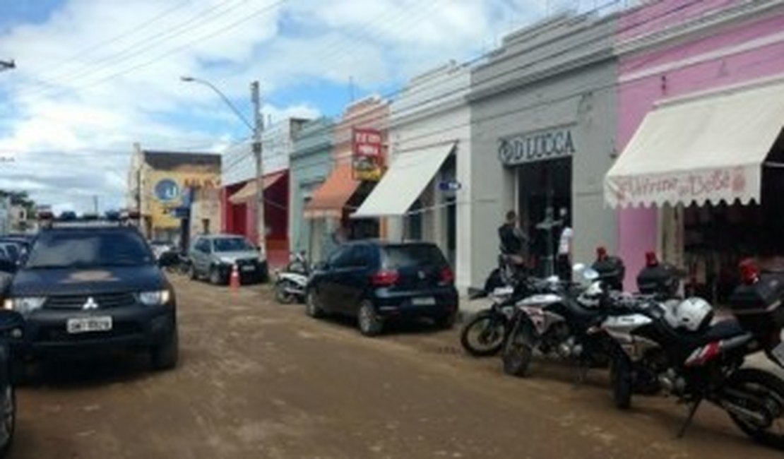 Bandidos armados rendem funcionários e roubam loja de celulares em Penedo