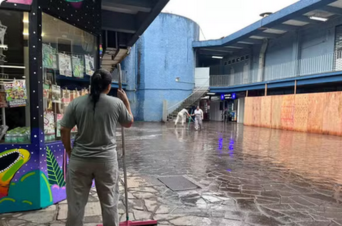 Temporal destrói cobertura de pavilhão durante festival e mais de 50 pessoas ficam feridas no RS