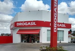 Munida com facas, dupla criminosa assalta farmácia em Arapiraca