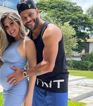 Hulk celebra crescimento de Zaya na barriga da esposa, Camila Ângelo