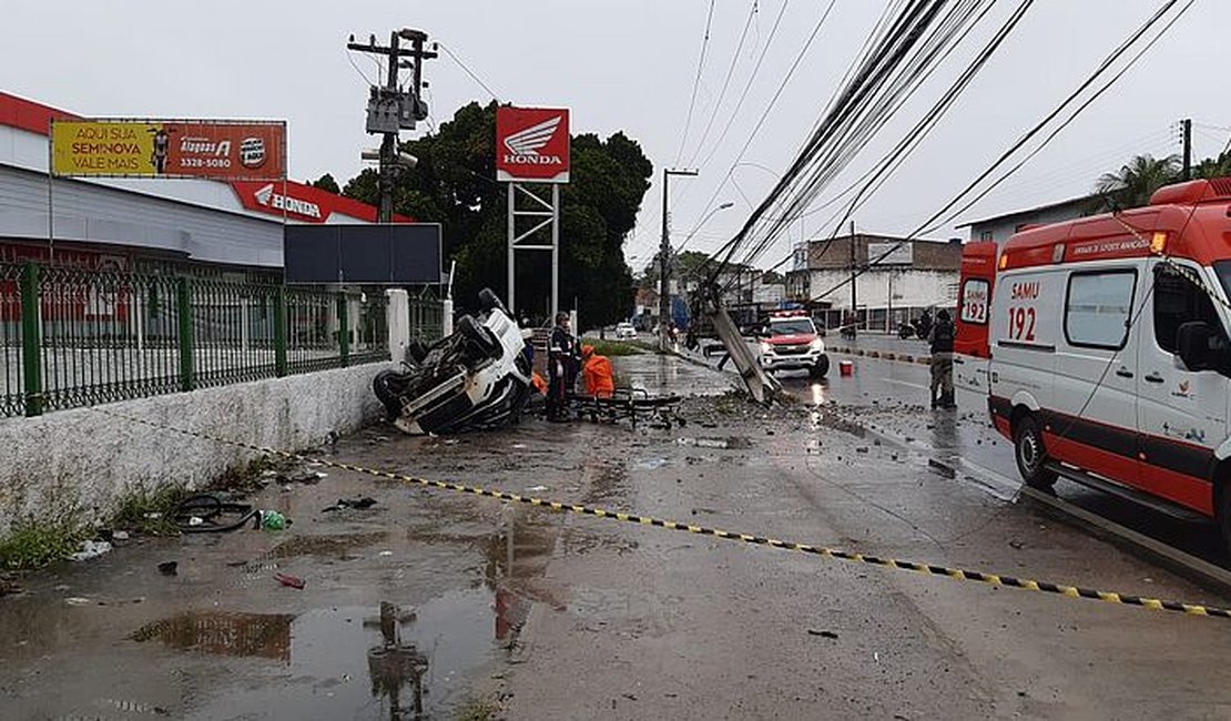 Motorista fica ferido após carro bater em poste e capotar em Maceió