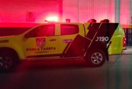 Bandido agride vítima com coronhada durante assalto a restaurante em Arapiraca