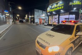 Ônibus de turismo quebra e deixa trânsito lento no Centro de Arapiraca