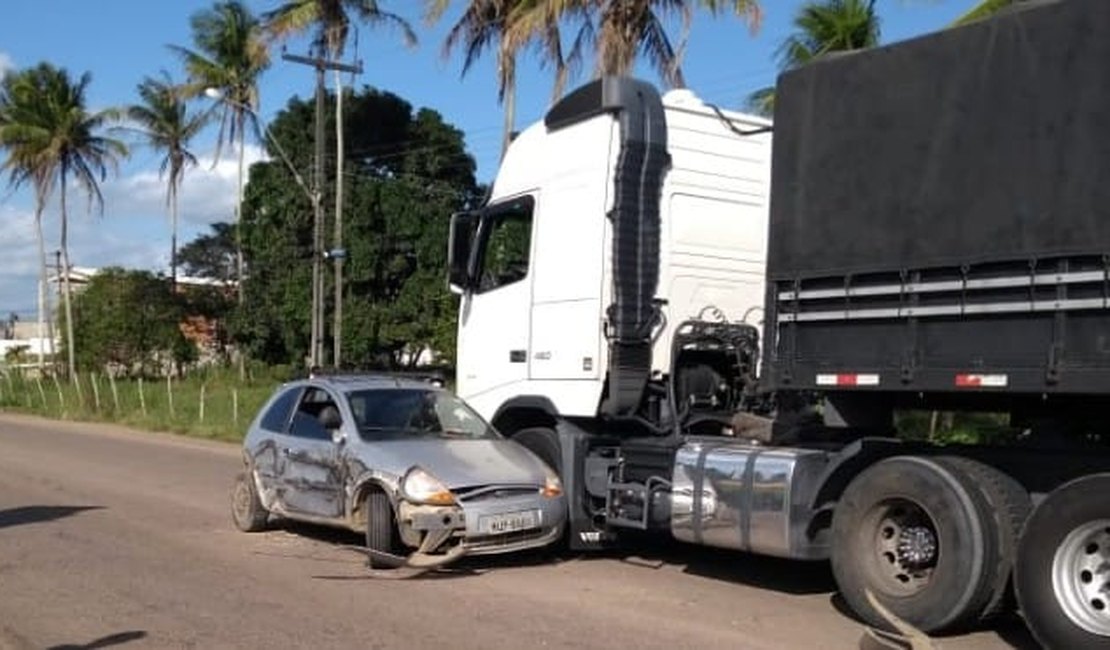 Ultrapassagem perigosa resulta em acidente envolvendo carreta na AL 110, em Arapiraca