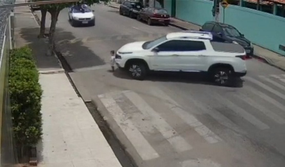 Pai retira veículo da garagem de casa e por pouco não atropela filho, em Arapiraca: veja o vídeo