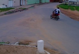 Vídeo: homens ficam feridos após colisão de moto em muro, em Arapiraca