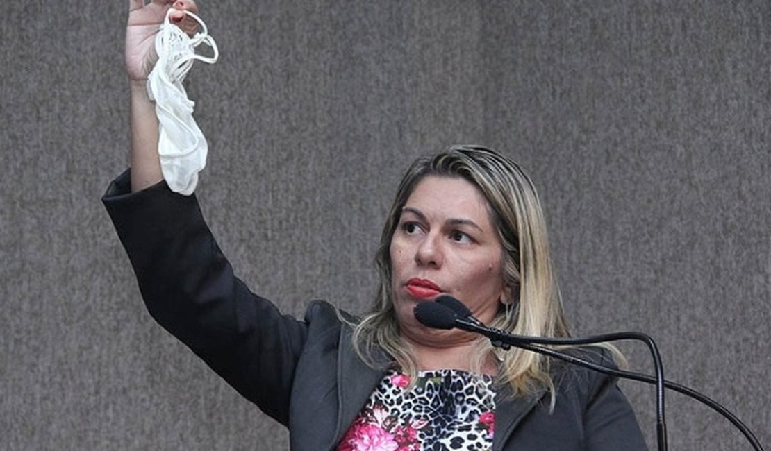 Vereadora mostra calcinha em tribuna de Aracaju em protesto