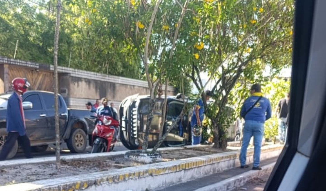 Motorista capota carro de passeio no bairro Cacimbas, em Arapiraca