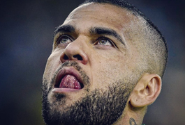 Mulher que acusa Daniel Alves de estupro irá processar mãe de jogador