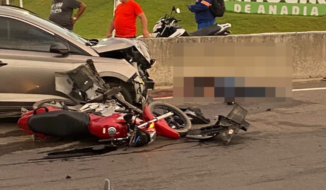 Motociclista tenta passar por brecha entre os sentidos da AL-220 e morre ao ser atingido por carro, em Limoeiro de Anadia