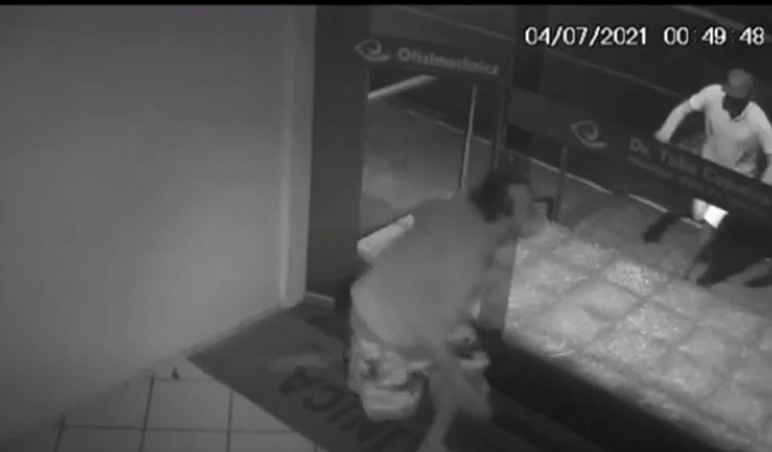 Vídeo. Criminosos arrombam estabelecimento e furtam televisão no Centro de Arapiraca