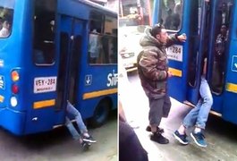 Motorista de ônibus prende ladrão na porta e dirige até a delegacia