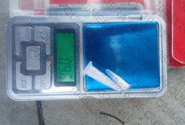 Homem é flagrado com droga durante patrulhamento policial no Centro de Arapiraca